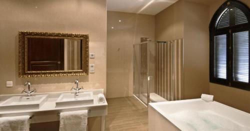 弗龙特拉堡拉阿尔莫雷玛酒店的浴室设有2个水槽、镜子和淋浴。