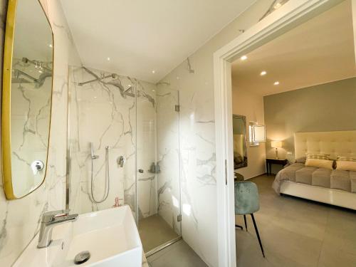巴勒莫Dimora San Gregorio Luxury Rooms的带淋浴、盥洗盆和浴缸的浴室