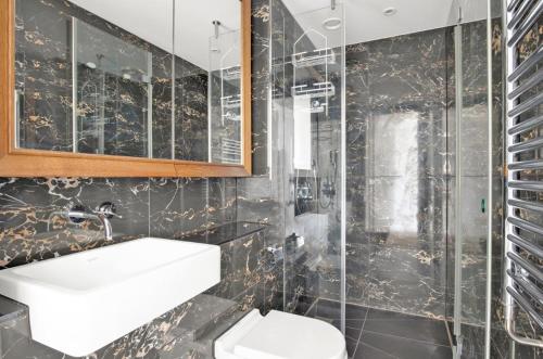 伦敦ShyTower的浴室配有卫生间、盥洗盆和淋浴。