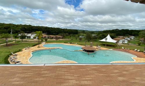 阿瓜斯-迪圣巴巴拉Vale Das Águas Fazenda Resort的度假村游泳池的图片