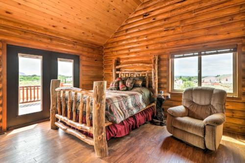 卡纳布Dreamy Kanab Cabin with Hot Tub and Panoramic Views!的小木屋内一间卧室,配有一张床和一把椅子