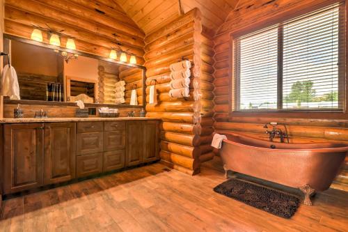 卡纳布Dreamy Kanab Cabin with Hot Tub and Panoramic Views!的小木屋内带浴缸的浴室