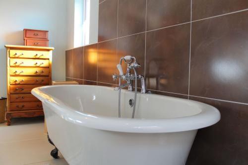 乔利Inglewood的浴室设有浴缸和水龙头