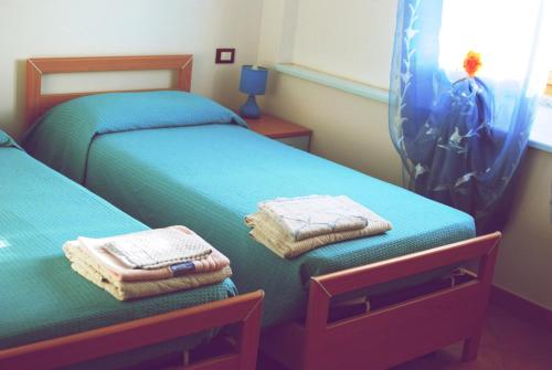 特乌拉达Tanca is Torus的卧室内的两张床,配有毛巾