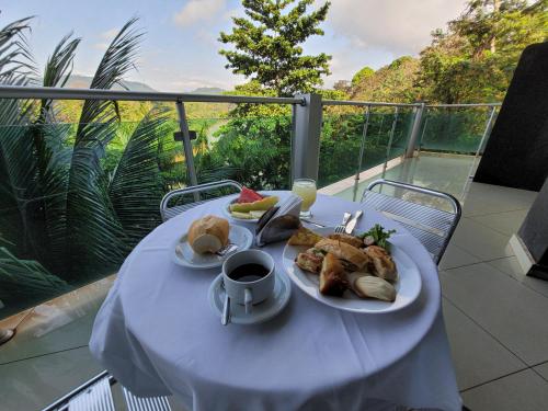 帕劳阿佩巴斯Carajas Hotel的餐桌,饭盘,咖啡