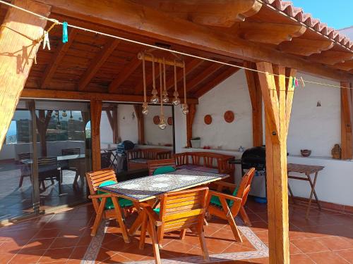 阿古伊梅斯MultiAventura en Agüimes的庭院内带桌椅的用餐室