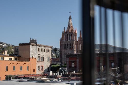 圣米格尔-德阿连德1810精品酒店的从窗户可欣赏到大教堂的景色