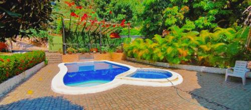 埃尔扎伊诺Casa kumake的庭院里的小型游泳池,带椅子