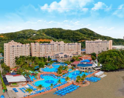 伊斯塔帕阿祖尔伊斯塔帕全包度假酒店的享有带游泳池的度假村的空中景致