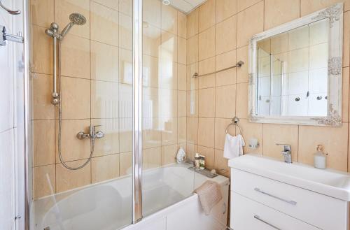 考纳斯Kurpių gatvė的带淋浴、浴缸和盥洗盆的浴室