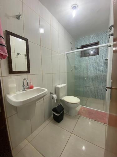 圣若泽-达科罗阿格兰迪Beach House Sao Jose的一间带水槽、卫生间和淋浴的浴室