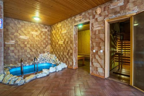 布克维Milana的砖墙内带水槽的浴室