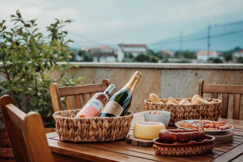 蓬德利马Villa Henriques的一张桌子,上面放有葡萄酒和奶酪
