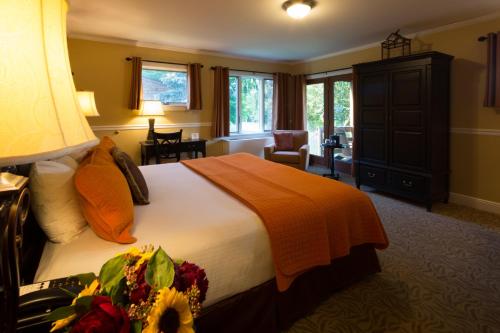 斯凯托普立天旅馆 的酒店客房设有一张带橙色毯子的大床