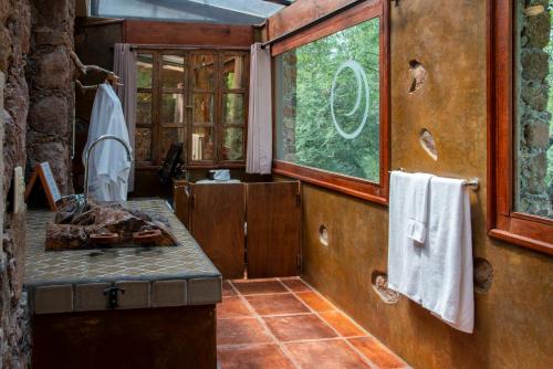 圣米格尔-德阿连德尼凡娜餐厅加疗养酒店的一间带水槽和窗户的浴室