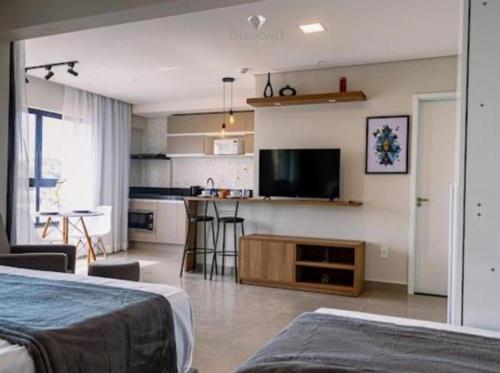 圣洛伦索Diamond Hotéis e Flats的带两张床的客房和带电视的厨房