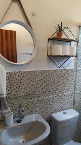帕尔梅拉斯Casa Quaresmeira的一间带水槽、镜子和卫生间的浴室