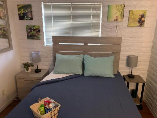 土桑Casa de Basswood的一间卧室配有一张带蓝色床单和枕头的床。