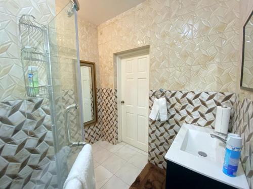 金斯敦Russell Heights Vacation Home的一间带水槽和淋浴的浴室