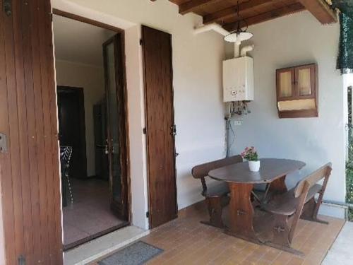 CastellaroCasa Laghetto的一间设有桌子和桌子的房间,以及一扇门