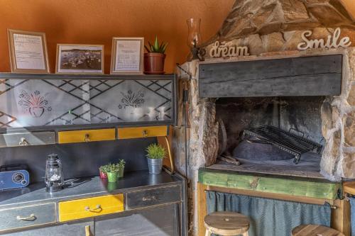 普尔维奇卢卡Mini kamp Perla的一间厨房,内配旧烤箱