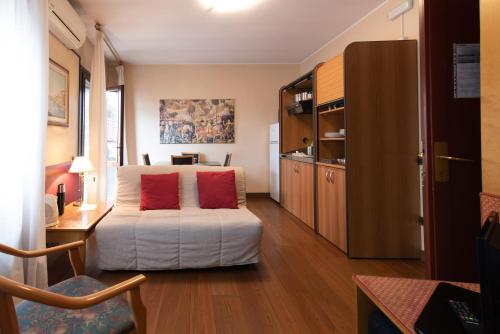 帕多瓦Residence La Fenice的一间卧室配有一张带两个红色枕头的床