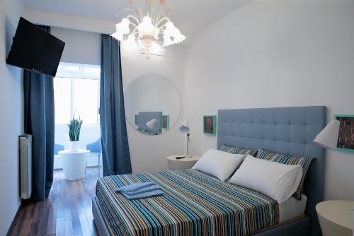 巴里SAVOIA & CAVOUR _ Premium Signature _的一间卧室配有一张床和一个吊灯