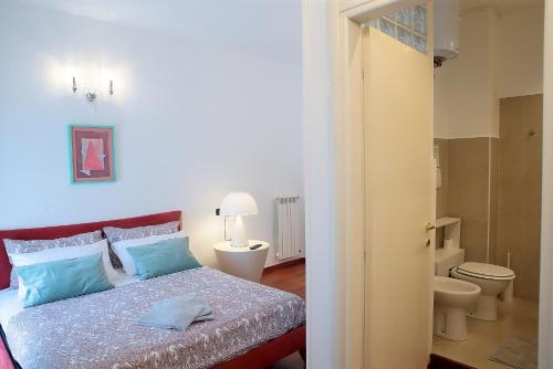巴里SAVOIA & CAVOUR _ Premium Signature _的一间卧室配有一张床,浴室设有卫生间