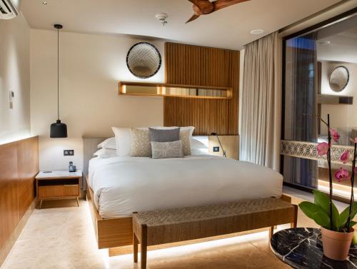 卡塔赫纳Hotel Casona del Porvenir的卧室设有一张白色大床和一扇窗户。
