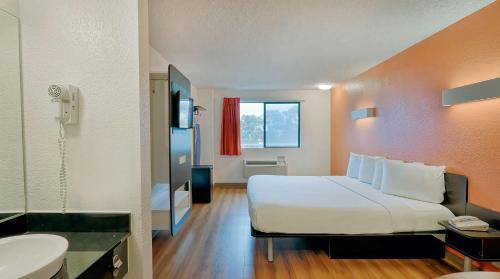 英格尔伍德洛杉矶LAX6号汽车旅馆的一间酒店客房 - 带一张床和一间浴室