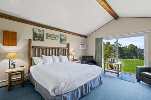 曼切斯特北岸山林小屋的一间卧室设有一张床和一个大窗户