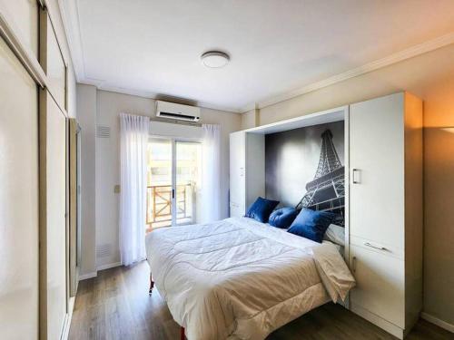 布宜诺斯艾利斯Smart Design Home - Buenos Aires的一间卧室配有一张带蓝色枕头的大床