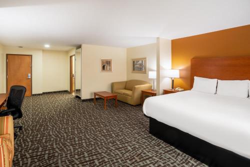 萨凡纳Baymont by Wyndham Savannah South的酒店客房,配有床和沙发