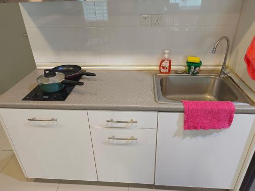 塞贝维Peace home B13的厨房柜台设有水槽和炉灶。