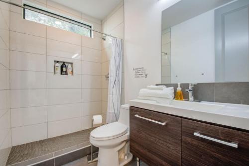 休斯顿Modern 4 Bedroom 4 Full Bathroom Near Downtown的浴室配有卫生间、盥洗盆和淋浴。
