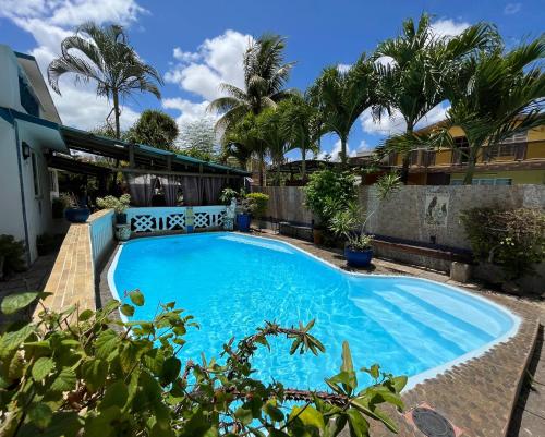 阿尔比恩villa3tours的棕榈树庭院内的游泳池