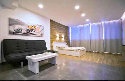 BRiGHT AND COZY STUDIO SUiTE EiLAT