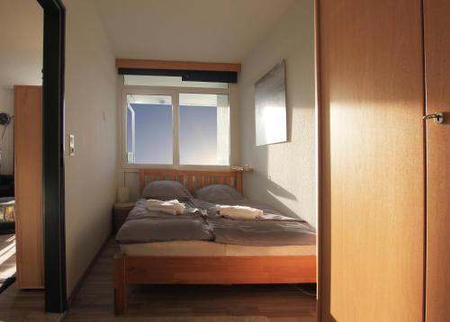 库克斯港Watt`n Blick的一间带床的卧室,位于带窗户的房间内