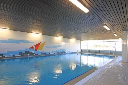 库克斯港Watt`n Blick的大型建筑中的大型游泳池