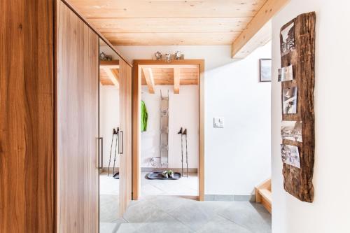 采尔马特海因特德姆罗特斯木屋的一条四角门打开走廊,通往带木天花板的房屋。