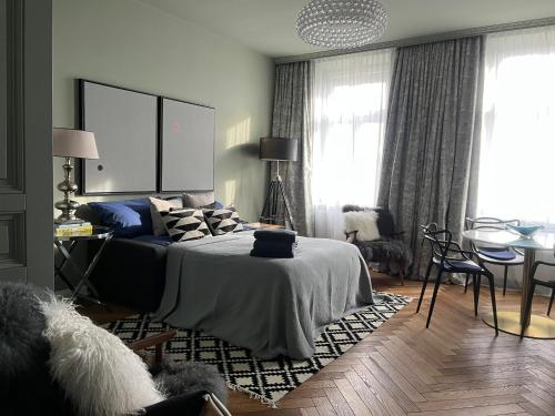 维也纳New Luxury Apartment Vienna的卧室配有一张床和一张桌子及椅子