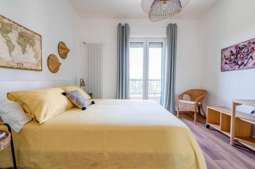 阿夸维瓦德莱丰蒂Luciano's : Abitare nel confort e nella luminosità的一间卧室设有一张大床和一个窗户。