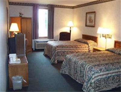 黑格斯敦国行旅馆的酒店客房设有两张床和电视。