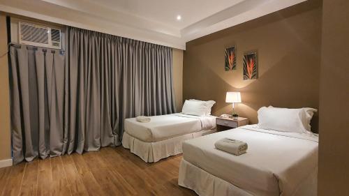 桑托斯将军城Villa Verde Guest House的酒店客房设有两张床和窗户。