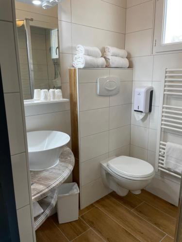 雷岛林滩La Villa - Hôtel Bien Être的浴室配有白色卫生间和盥洗盆。