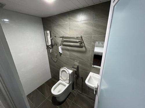 丹那拉打OU INN Cameron Highlands ,Ferm Nyonya Restaurant的一间带卫生间和水槽的浴室
