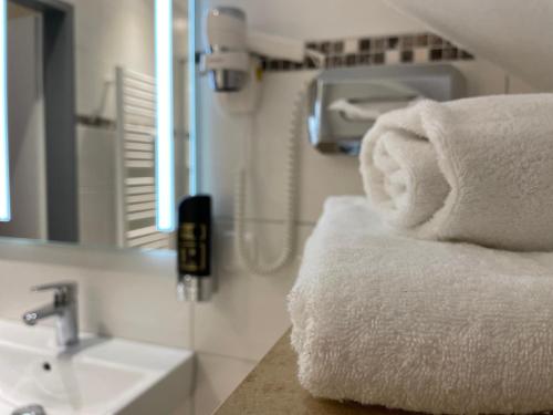 汉堡阿尔布霍夫酒店的浴室设有水槽上的毛巾