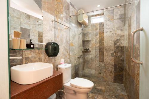 会安Hoa My II Hotel的浴室配有卫生间、盥洗盆和淋浴。