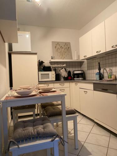 施科伊迪茨Regenbogengasse的厨房配有桌子和微波炉