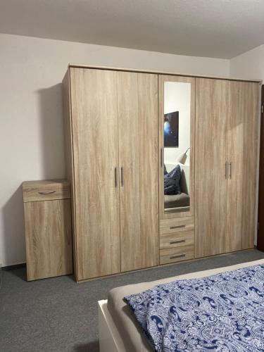 施科伊迪茨Regenbogengasse的一间卧室配有木制橱柜和一张床